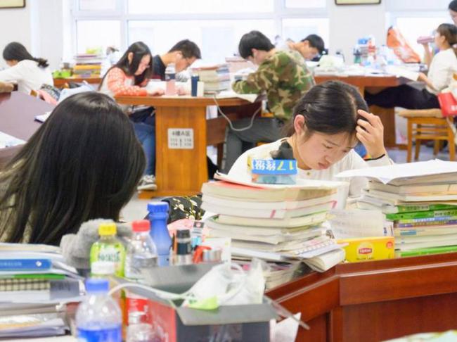 上海大专学历最低分,上海大专学历有前途吗