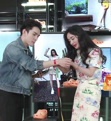 李佳琦再掉好感!老烟民形象曝光后，直播间里跟杨幂开黄腔