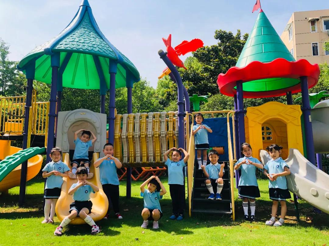 萌娃们终于复学啦！来看今天小学、幼儿园的现场图→