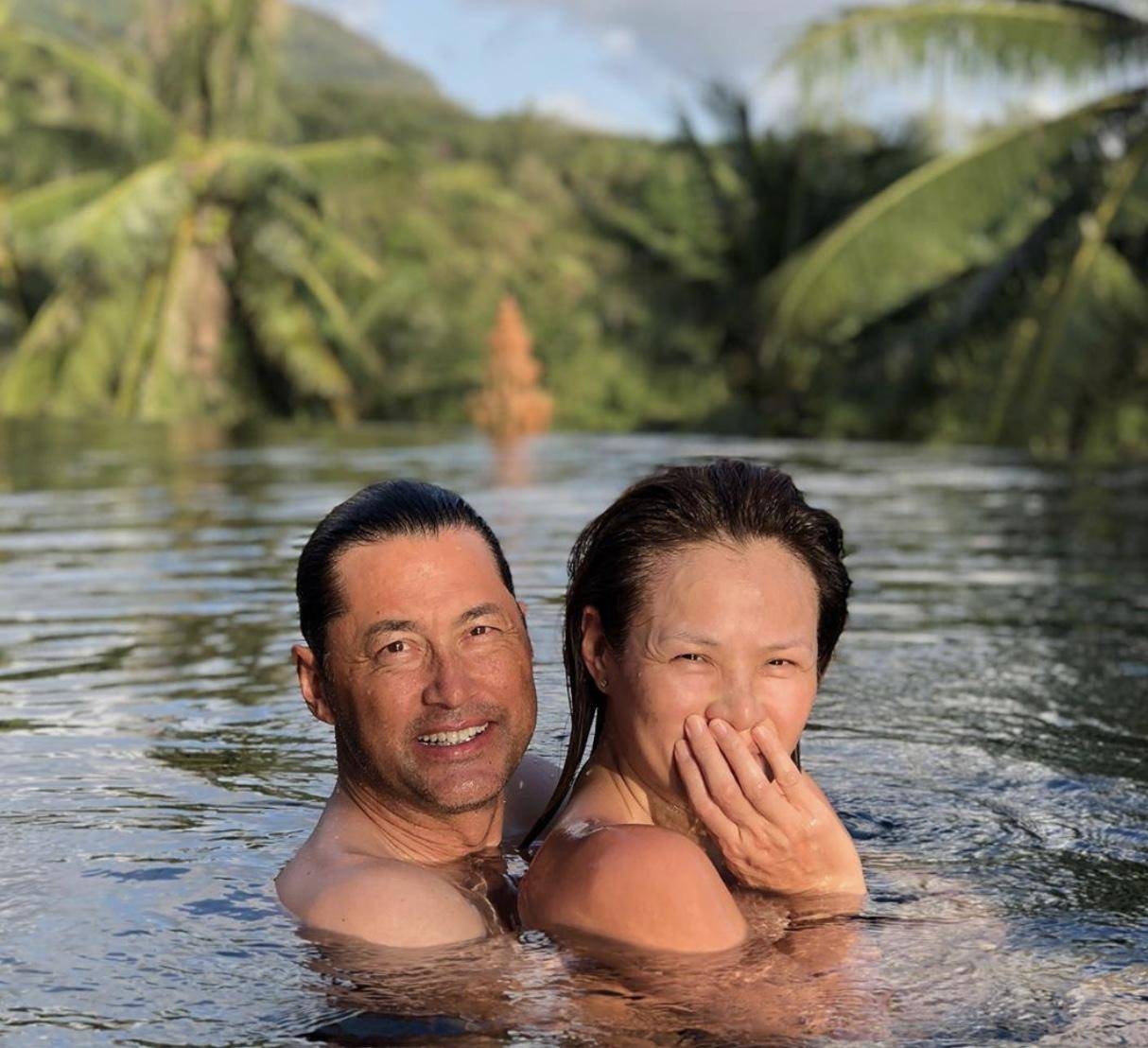 甜蜜！香港著名演员庆与太太结婚28周年，两个女儿外貌身材出众