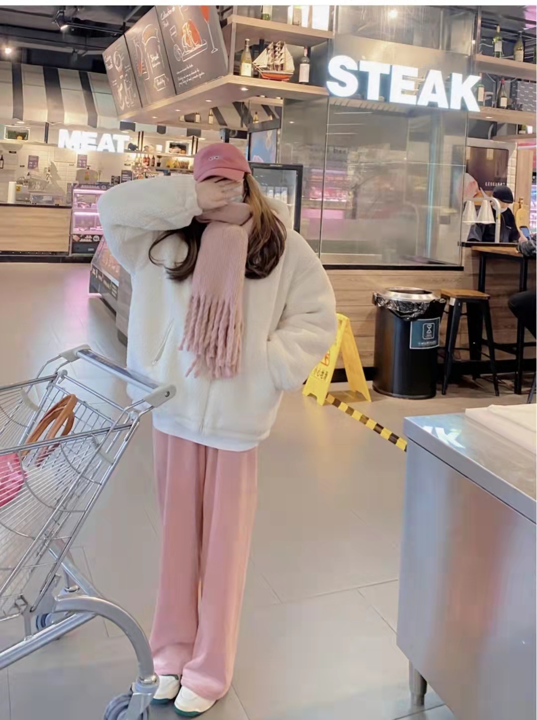 男生粉色衣服搭配什么颜色裤子,粉色针织衫搭配什么颜色裤子