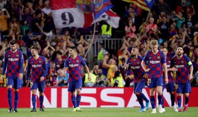 梅西眼里只有球,梅西的眼里看着足球可爱一面