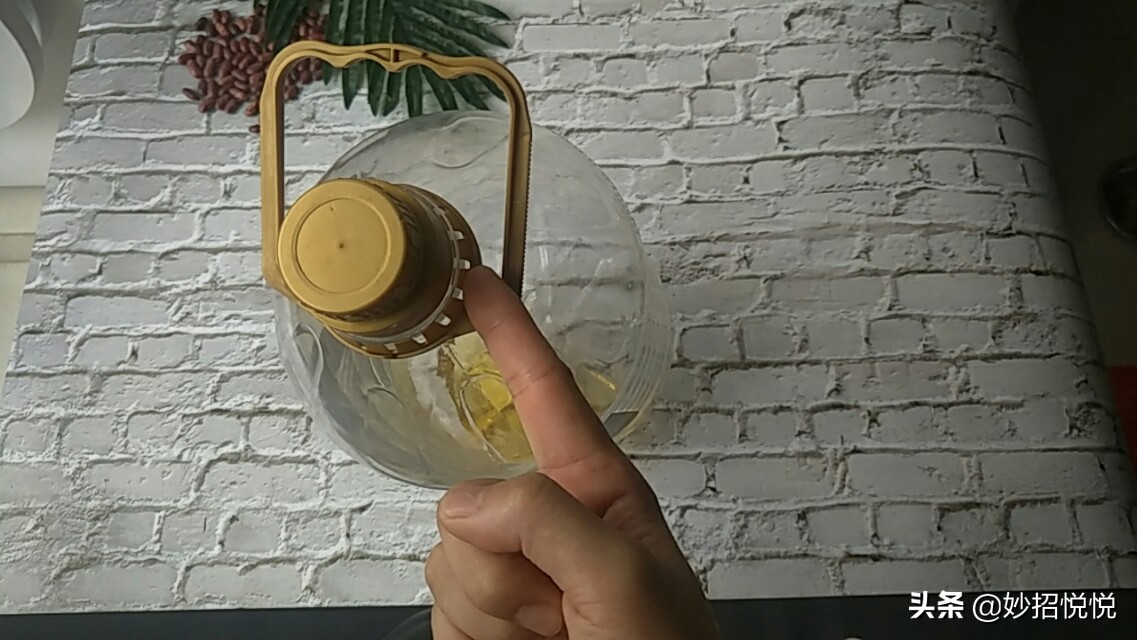 油瓶上的提手怎么取下来,旧塑料油桶把手利用