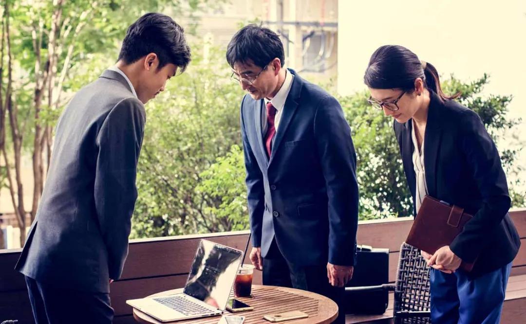 日本人鞠躬是弯90度吗,日本人为什么总鞠躬