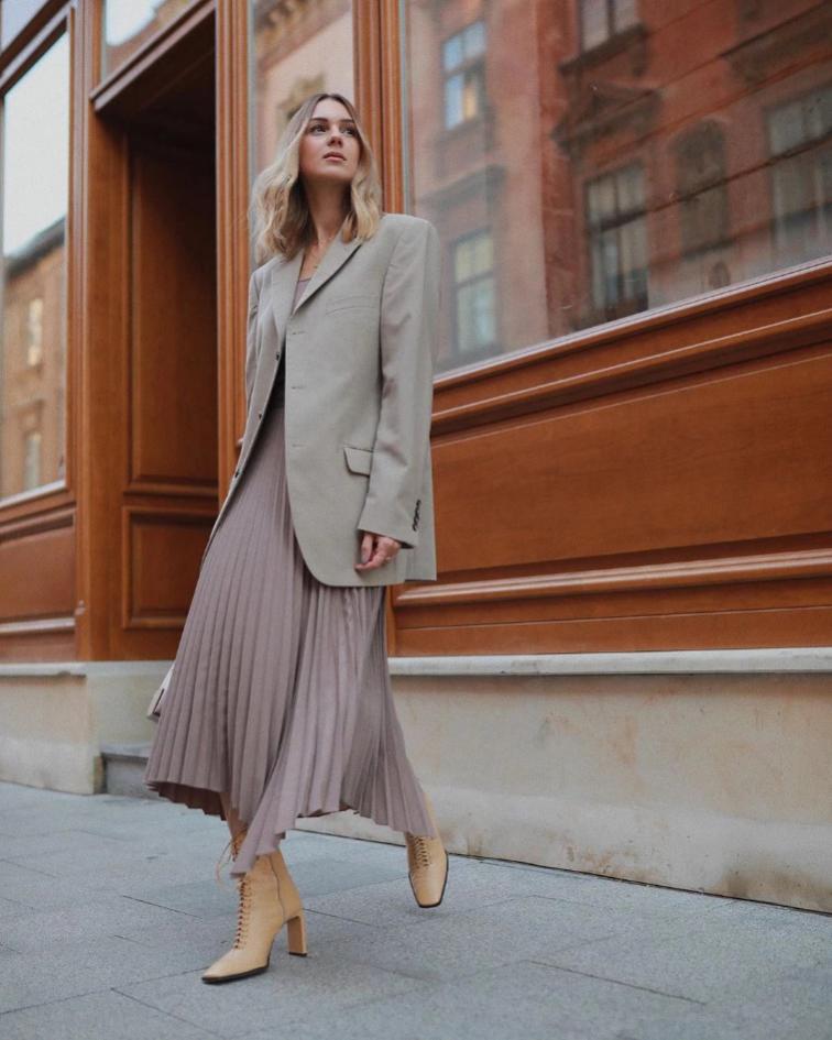 百褶裙今年流行百搭显瘦收腰冬款,版型好的百褶裙配卫衣