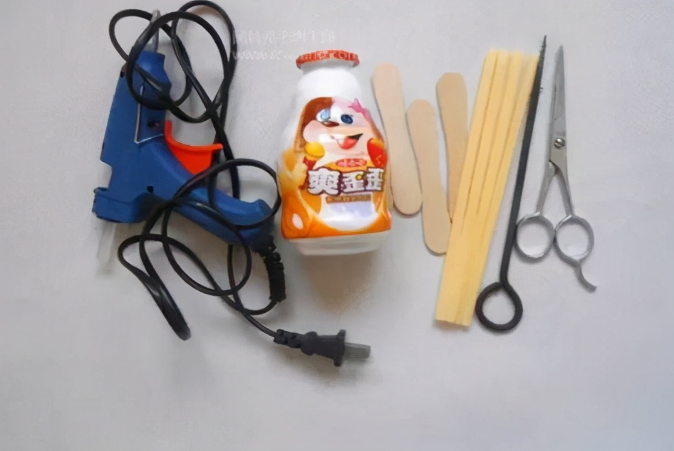 能飞的手工飞机制作幼儿园,国庆幼儿园手工制作飞机图文