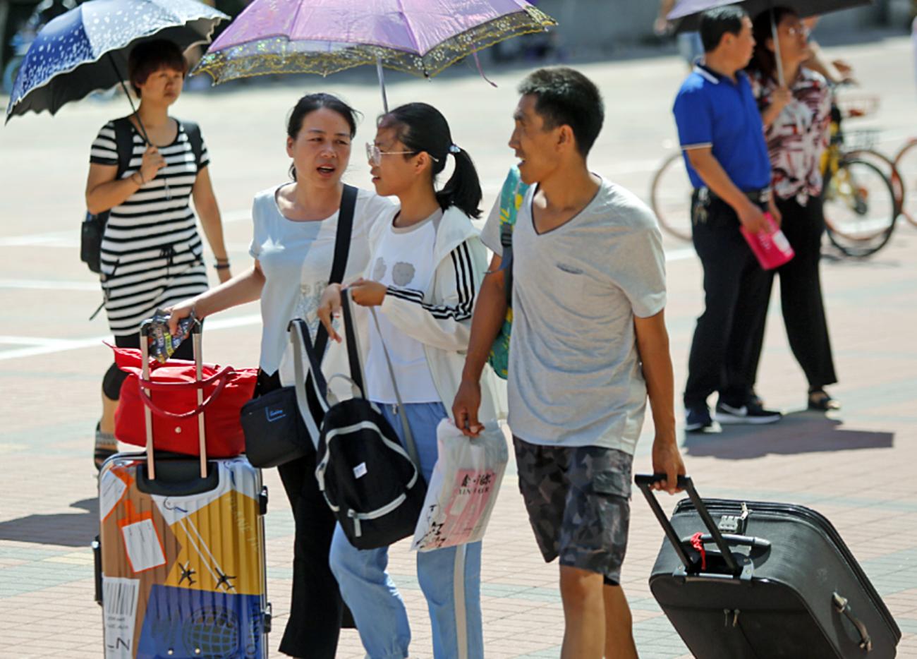 贫困生穿名牌领助学金校方回应,贫困生用助学金买3000块的鞋