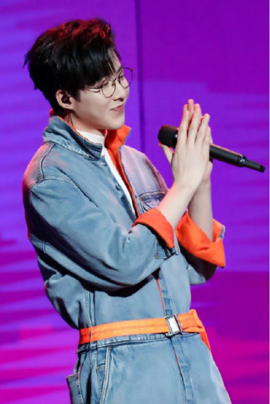 刘宇宁穿水蓝色西装外套饰品,刘宇宁的衣品