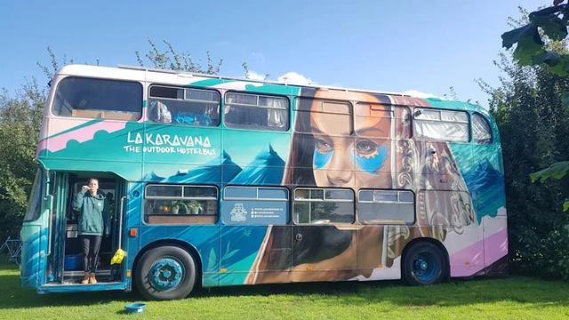 四姐妹将巴士改造成移动旅馆，开着它环游世界。网友：我羡慕了