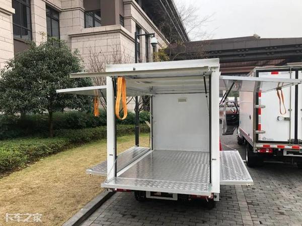 还在用僵尸车、三轮车摆摊？时代不同了，带你看看真正的地摊神车