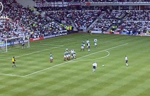 卡洛斯贝克汉姆任意球经典场面,贝克汉姆圆月弯刀十大任意球