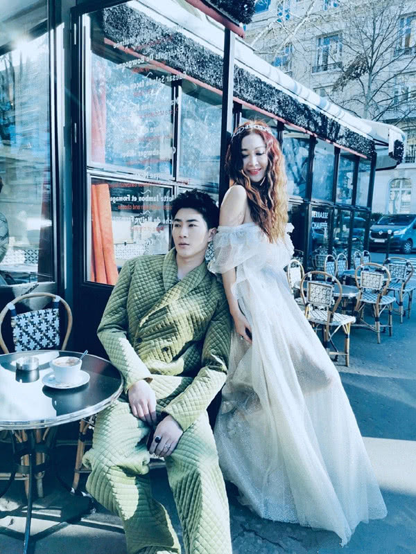 温碧霞晒度假照戴遮阳帽穿露背裙,温碧霞穿粉色裙子图片