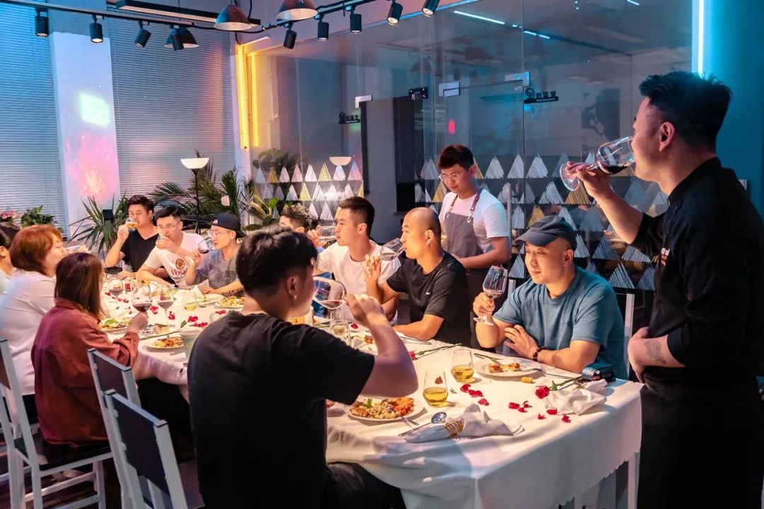 西餐餐桌布置教程,西餐厅吃饭时的餐桌布置