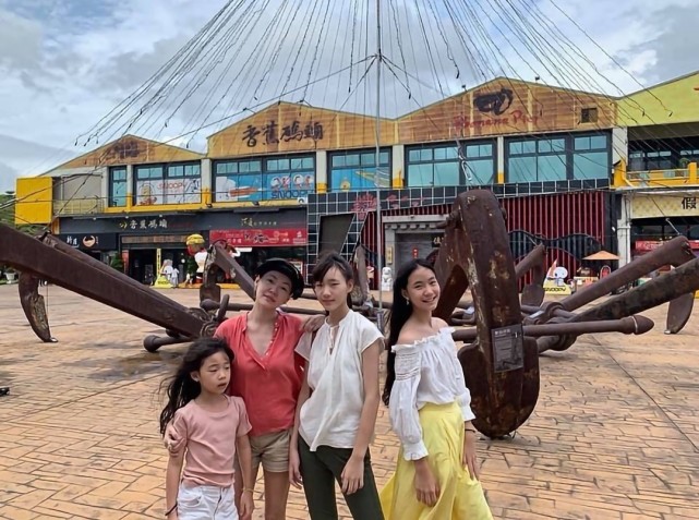 小s女儿买潮服片段,小s女儿穿衣服