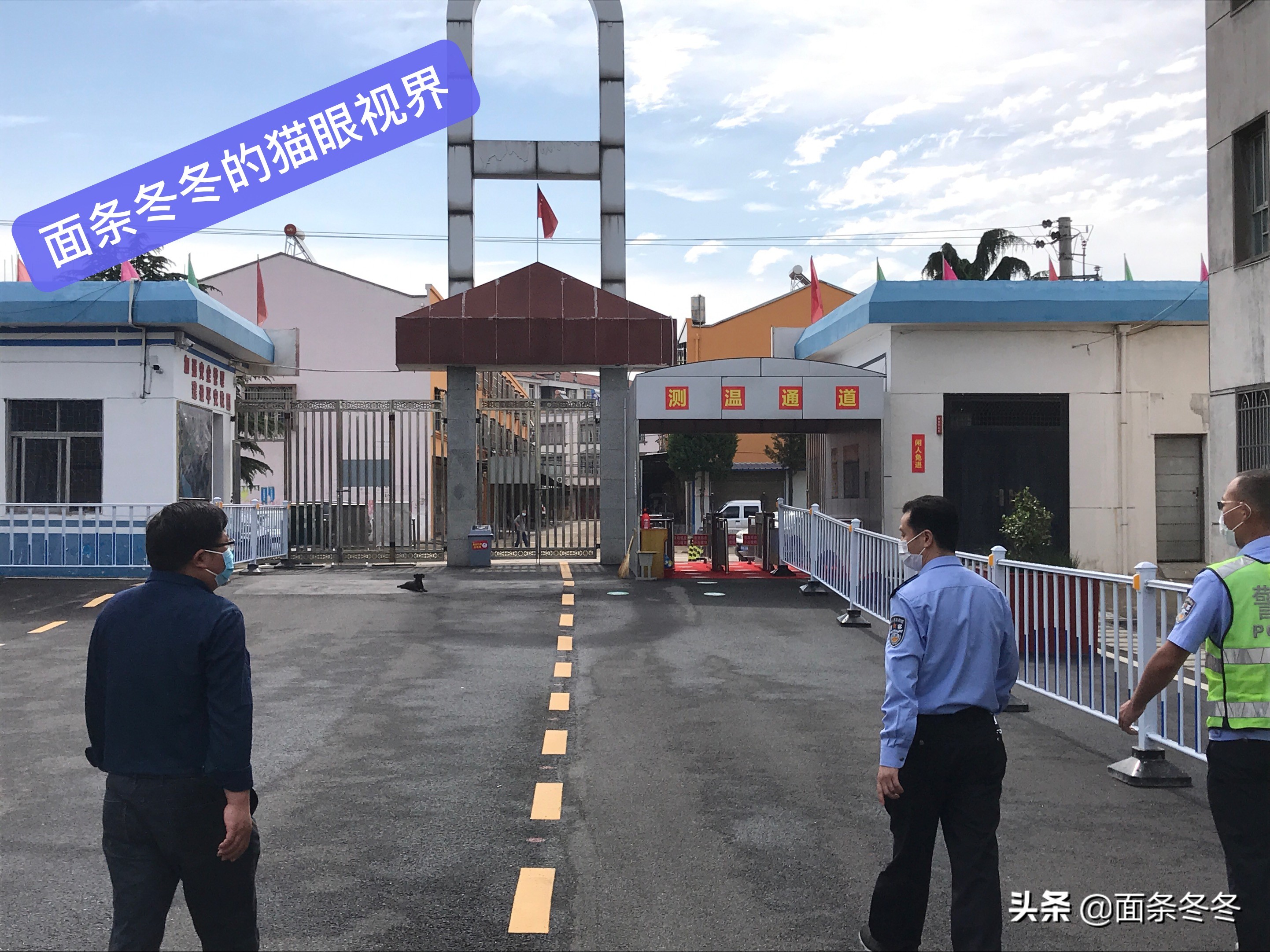 跟着“片儿警”入校巡查复学复课的湖北安陆市陈店初中