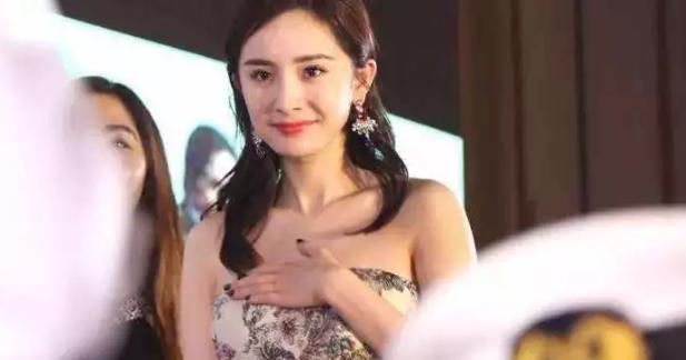 迪丽热巴穿礼服出席活动,迪丽热巴穿礼服散气场