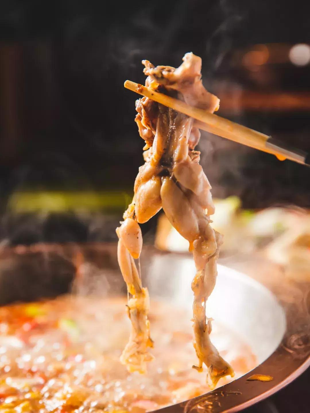 昆明风情街美蛙鱼头,昆明廖姥爷美蛙鱼头火锅