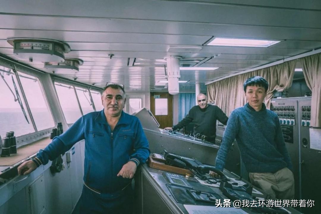 三个人一辆面包车环游世界,3个小伙开面包车