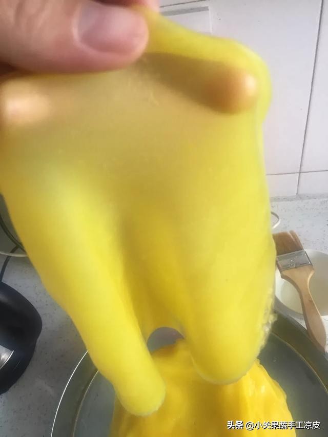 自己在家做的凉皮有面粉味,自制五彩凉皮家常做法