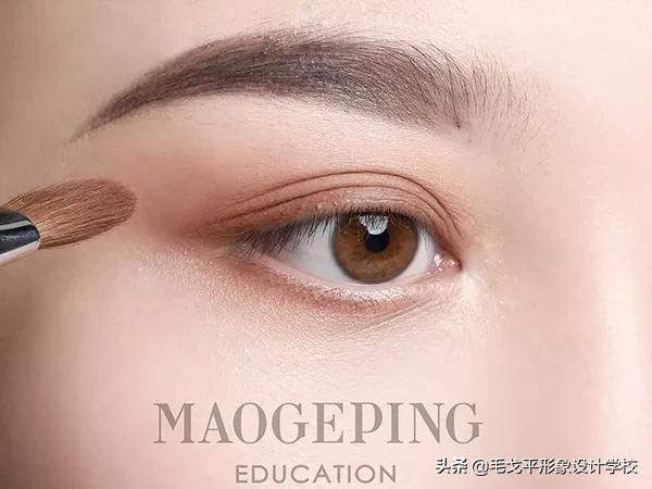 红色眼妆怎么画显大又干净,红色眼妆不画眼线