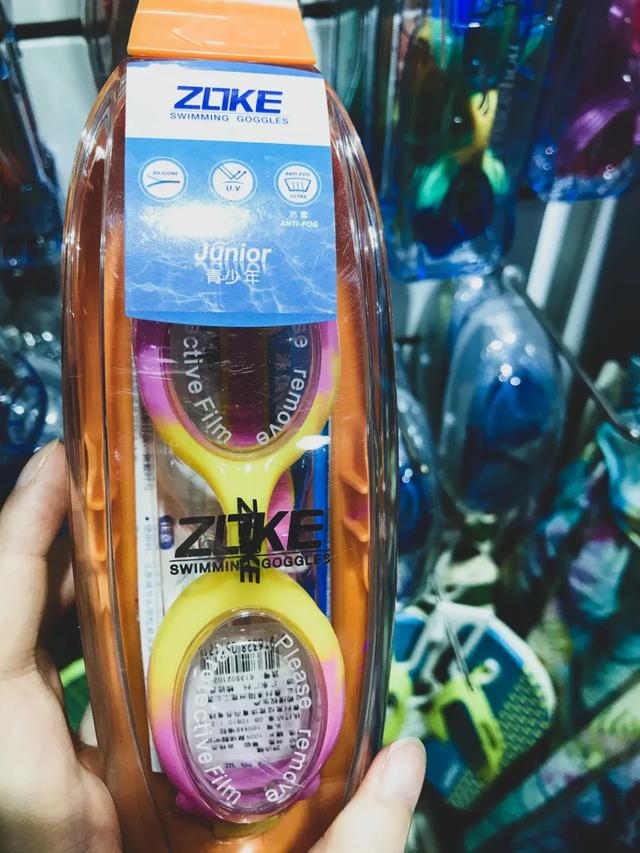 带娃游泳必须戴泳镜吗,儿童学游泳适合戴大框泳镜吗