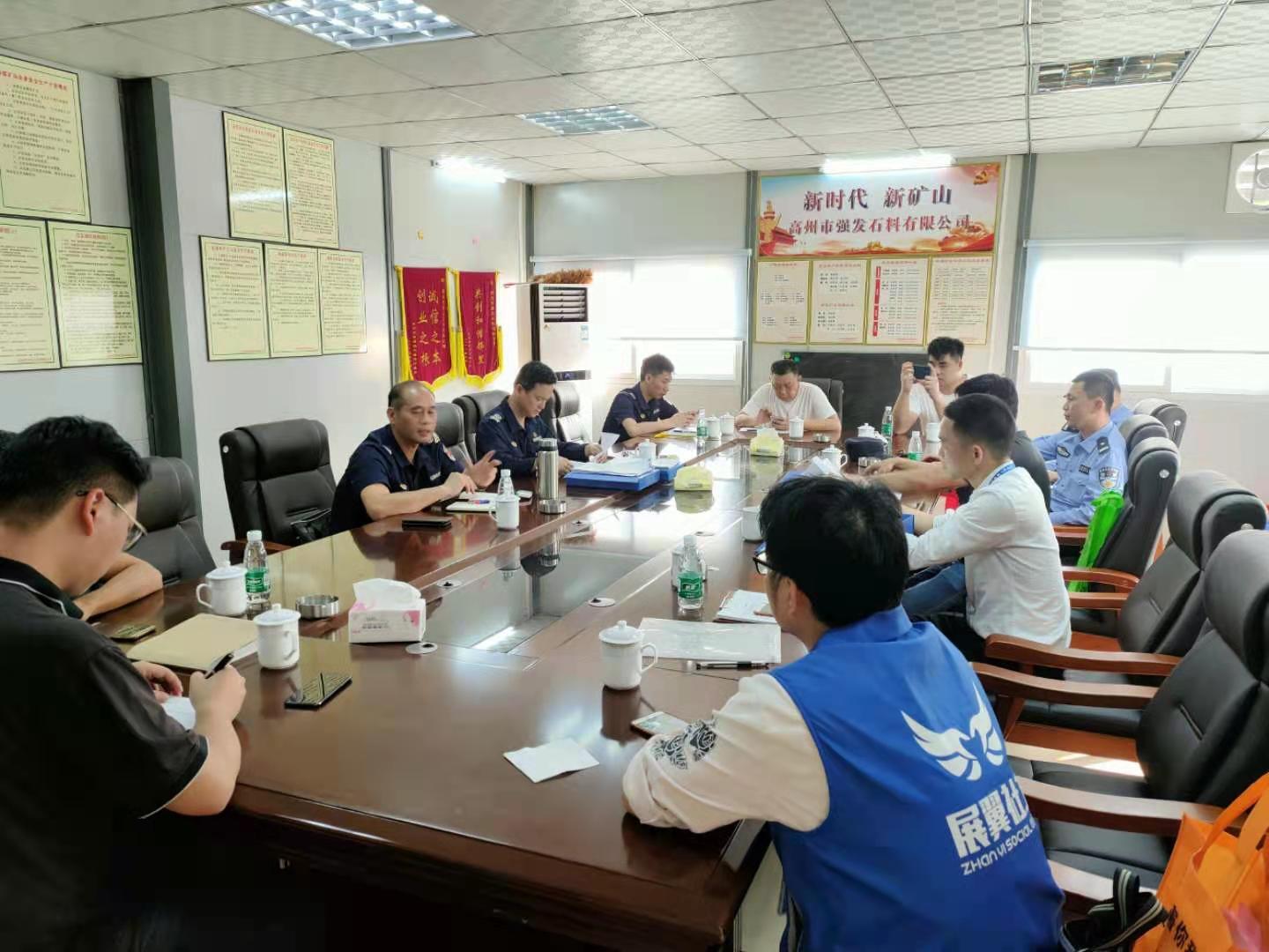 南塘镇综治办联合高州市应急局到南塘强发石场检查工作
