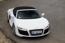 视频测试-奥迪R8V10Spyder：自由V10