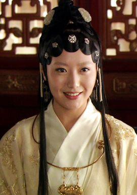 曾被成龙捧红却为家庭放弃,24岁被成龙捧红的女星