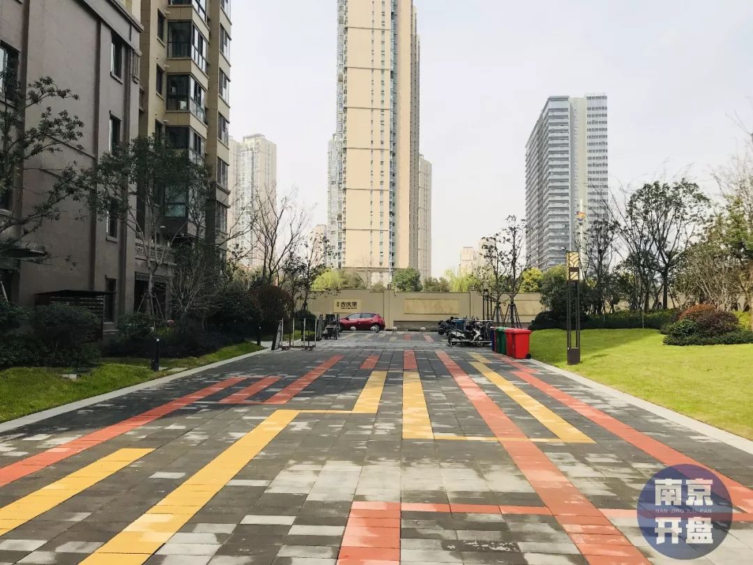 南京虹悦城附近房价,一路之隔房价差2万