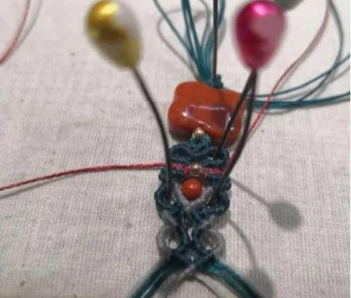 小孔转运珠编绳手链教程,2个珠子的小挂坠