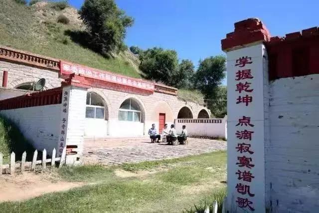 突然,女剑客发来消息