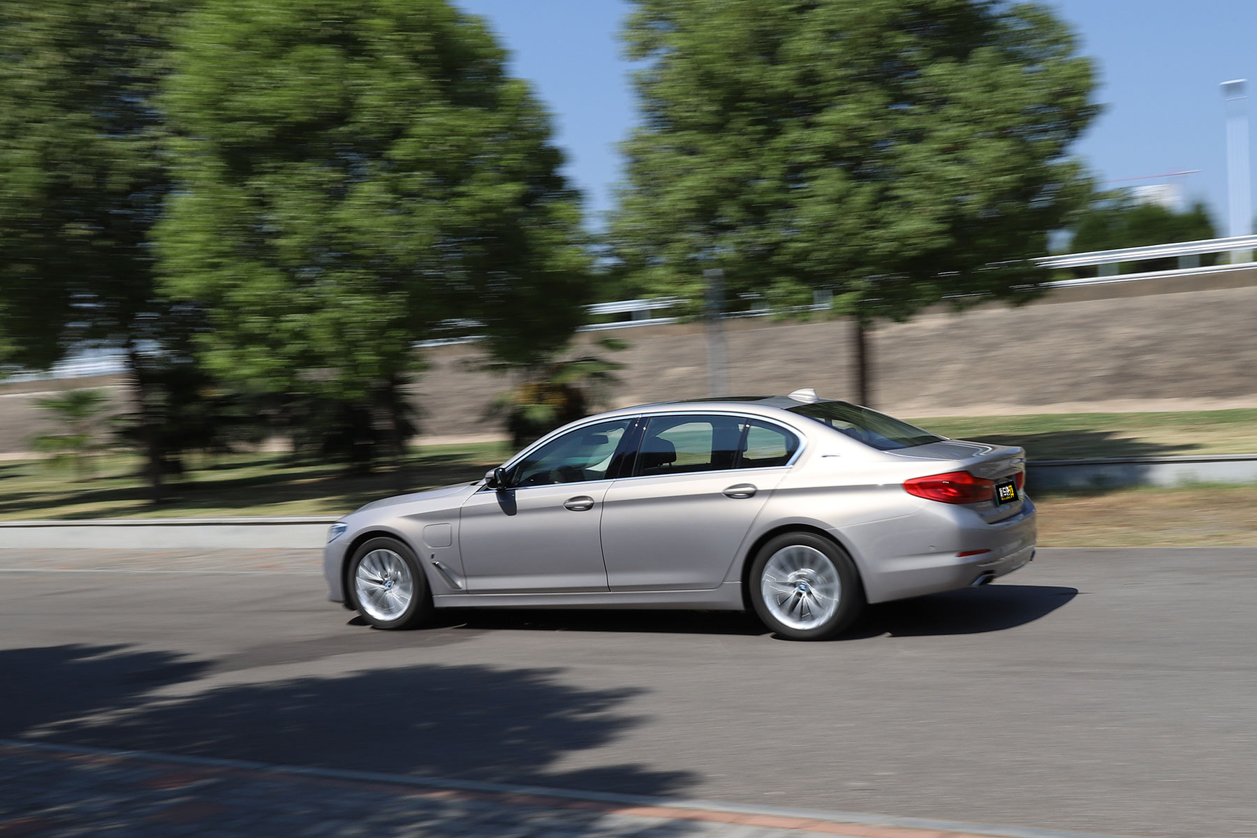 这一代宝马5系操控感怎样,宝马5系直列6缸2.5发动机油耗高