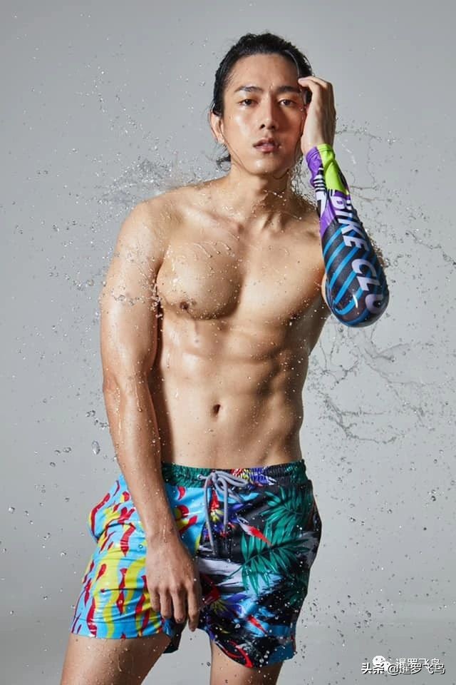 疫情期泰国餐馆帅哥送外卖,拍半裸宣传照用美色救生意