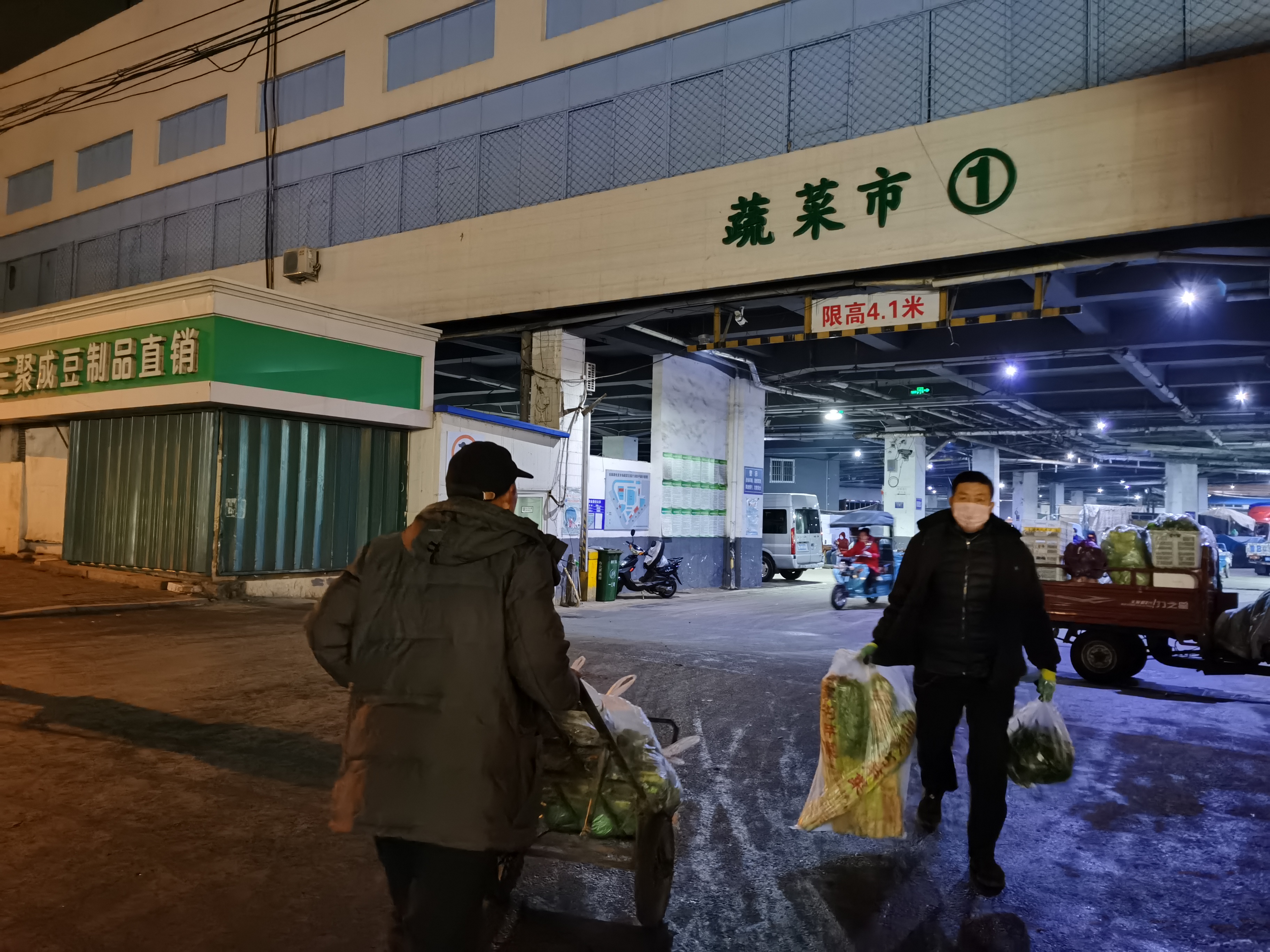 价稳量足！凌晨三点青岛早报记者直击抚顺路批发市场开市第一天