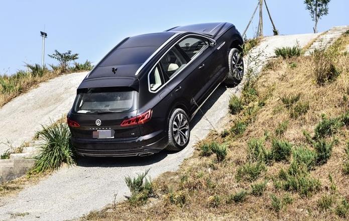 丰田柴油版普拉多对比途锐,开过普拉多再开纳瓦拉好吗