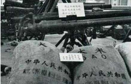 1976毛主席逝世后，世界百国举行吊唁，埃塞举行10万人*行游**