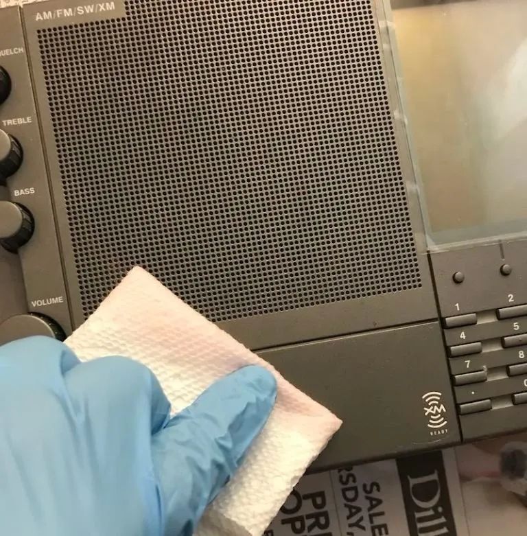 「火腿维修室」拯救一台老式EtonE1收音机,解决橡胶涂层粘手问题