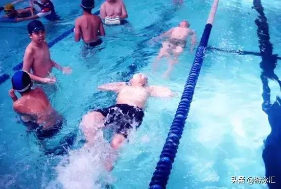 游泳时浮在水面如何保持平衡,游泳时怎样保持在水中较高位置