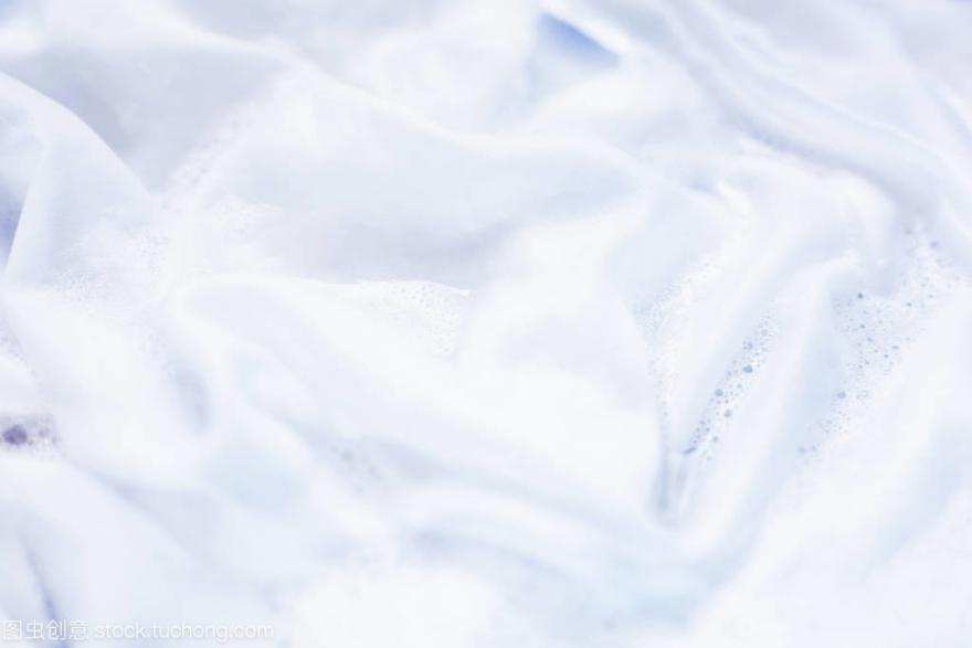 白色衣服用漂白水后变红怎么办,白色衣服黄了不要扔教你一招变白