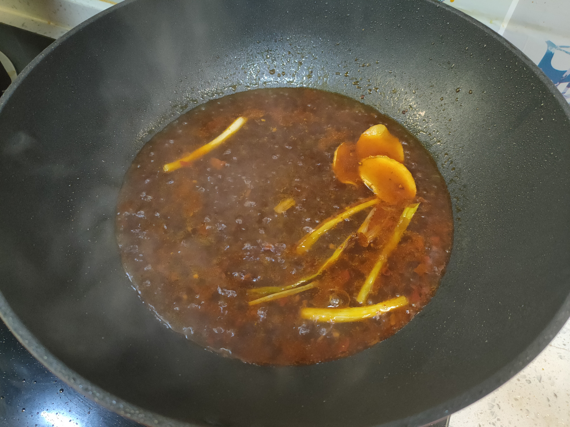 家常红烧鱼这样做不破皮鲜香无敌,不用油煎如何做出有劲道的红烧鱼