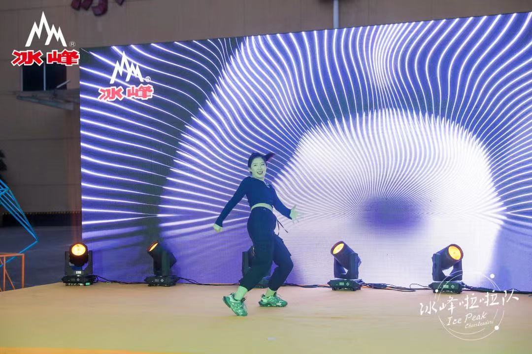 冰峰啦啦队助力十四运,冰峰汽水赞助球队