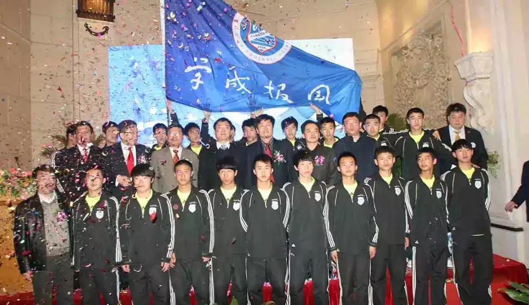 他曾卖汽水，搞快餐，今坐拥数十亿资产，引来20万同行参观