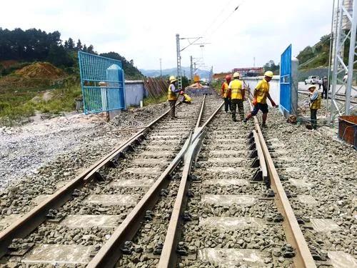 旅游大巴司机和导游的区别,旅游大巴和公交车司机哪个好