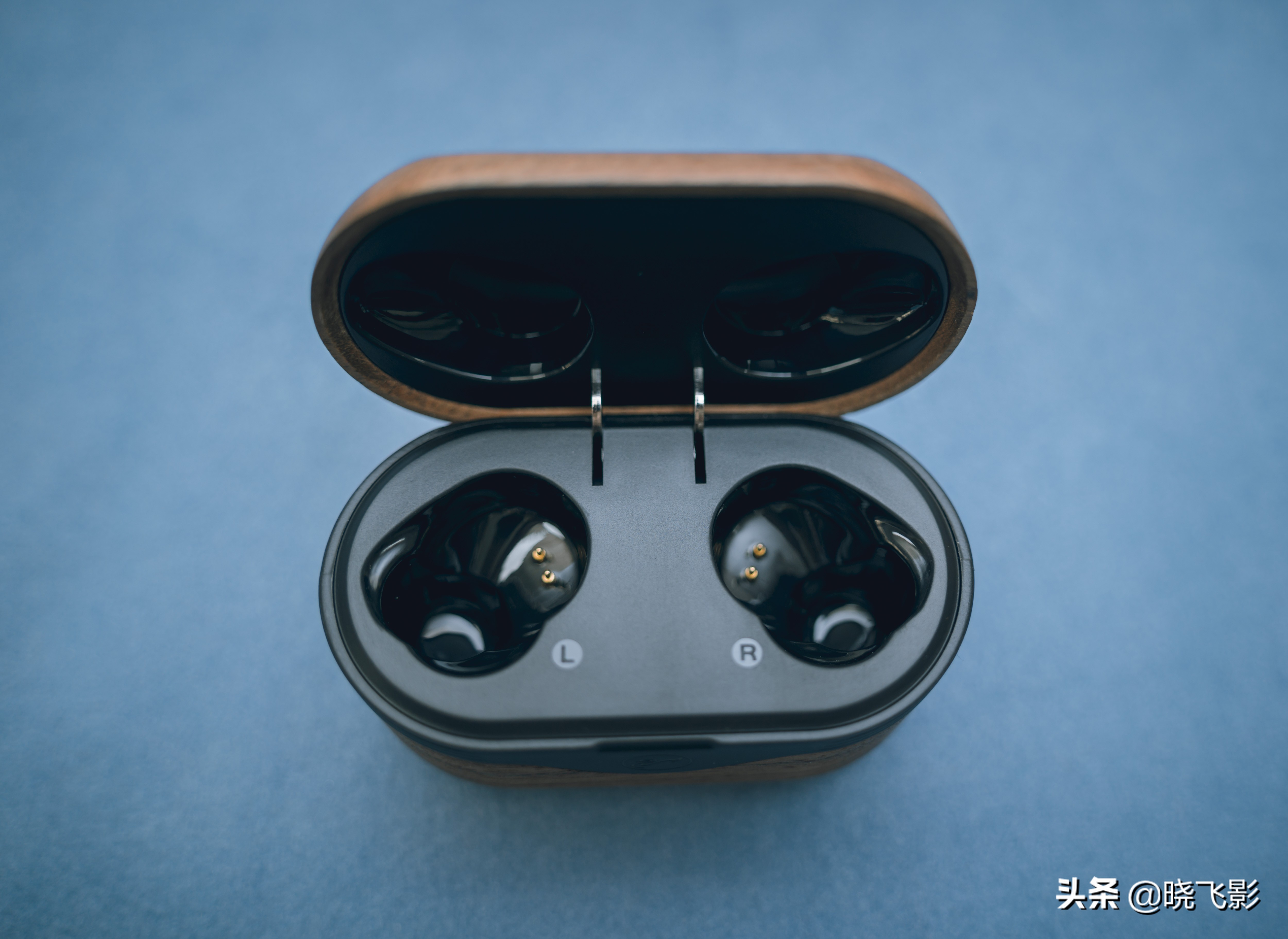 一个耳机盒有两种耳机,一个耳机盒