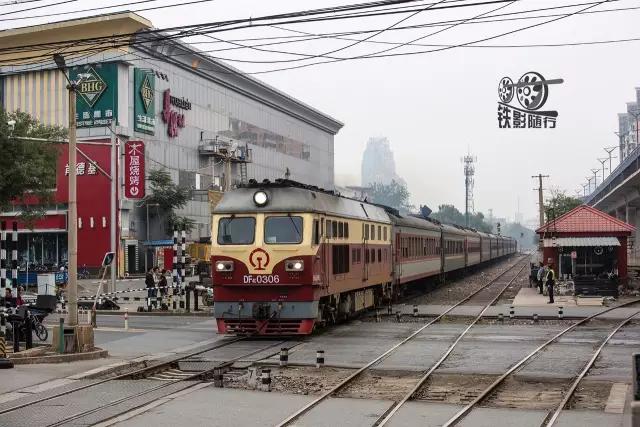 行人车辆请注意火车就要来了,行人车辆请注意火车来了不要抢道