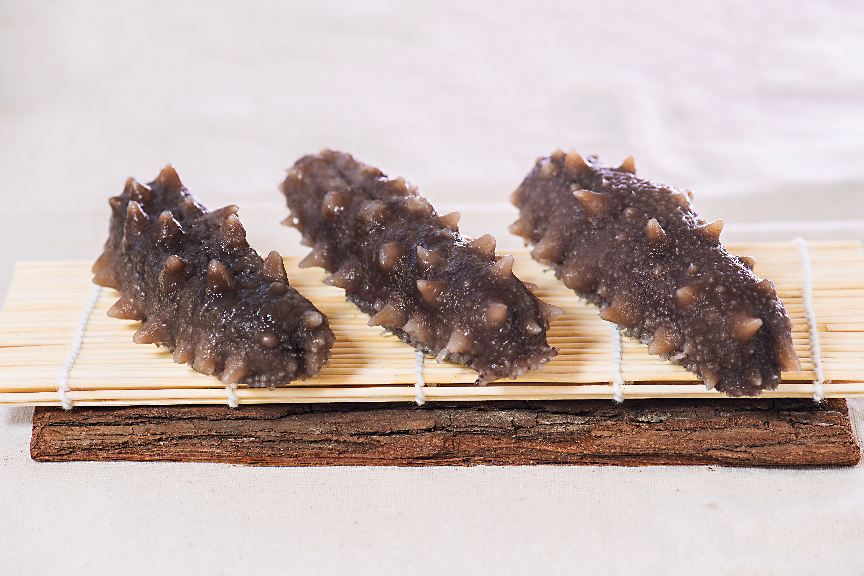 干海参泡发时掉色吗,干海参泡发后筋都掉了还能吃吗