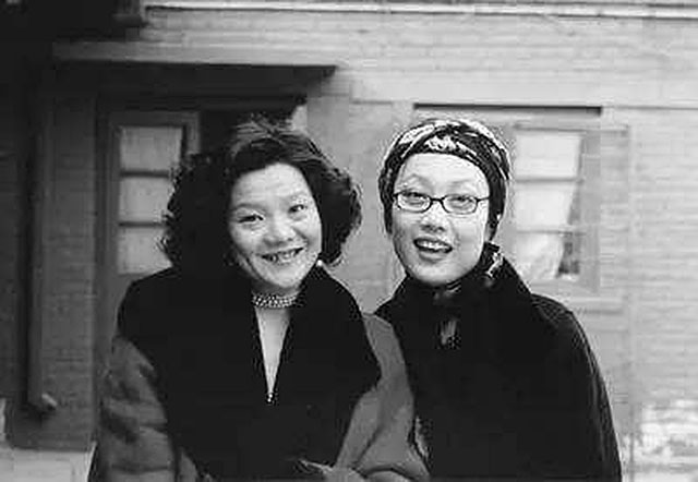 记者：作为名门闺秀，想过活成母亲那样吗？洪晃：这称呼是骂我吧