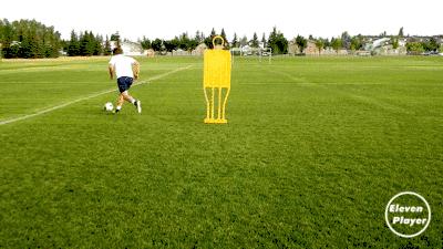 简单又实用的过人技巧足球,足球过人技巧空中摆动腿