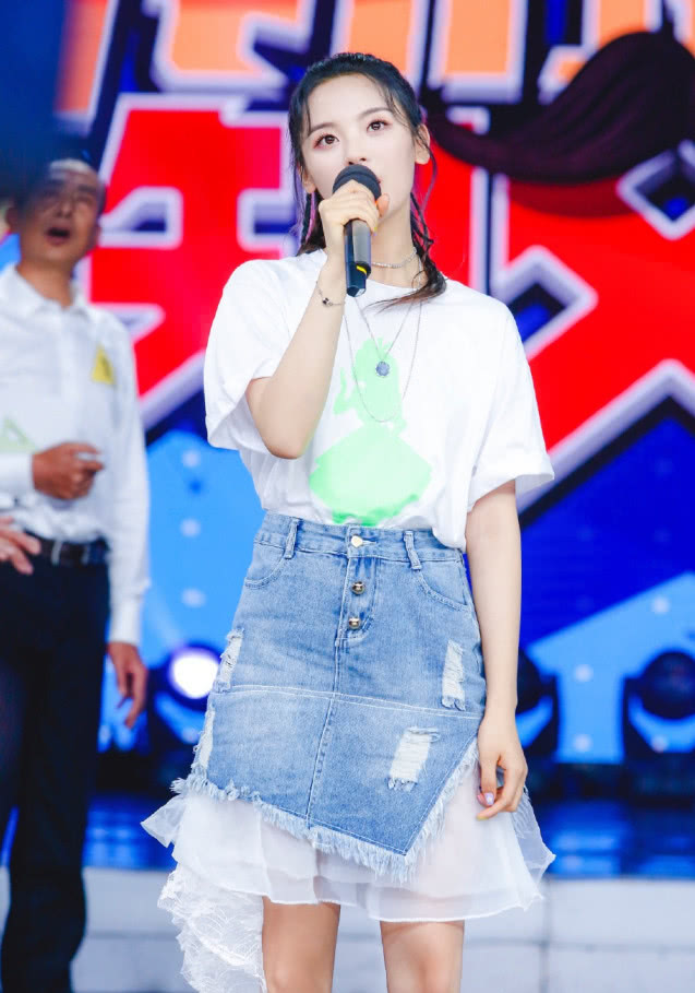 孟美岐和杨超越同框，一个爱秀腰，另一个爱秀腿，团粉都炸锅了