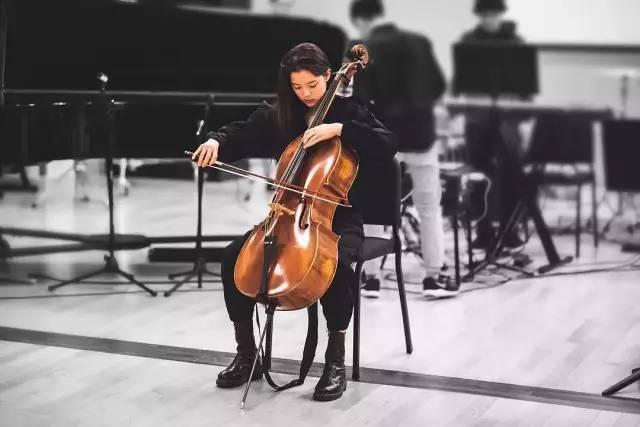 “人精”欧阳娜娜暗讽美合专睡男明星？扒完她的好友圈发现她极度